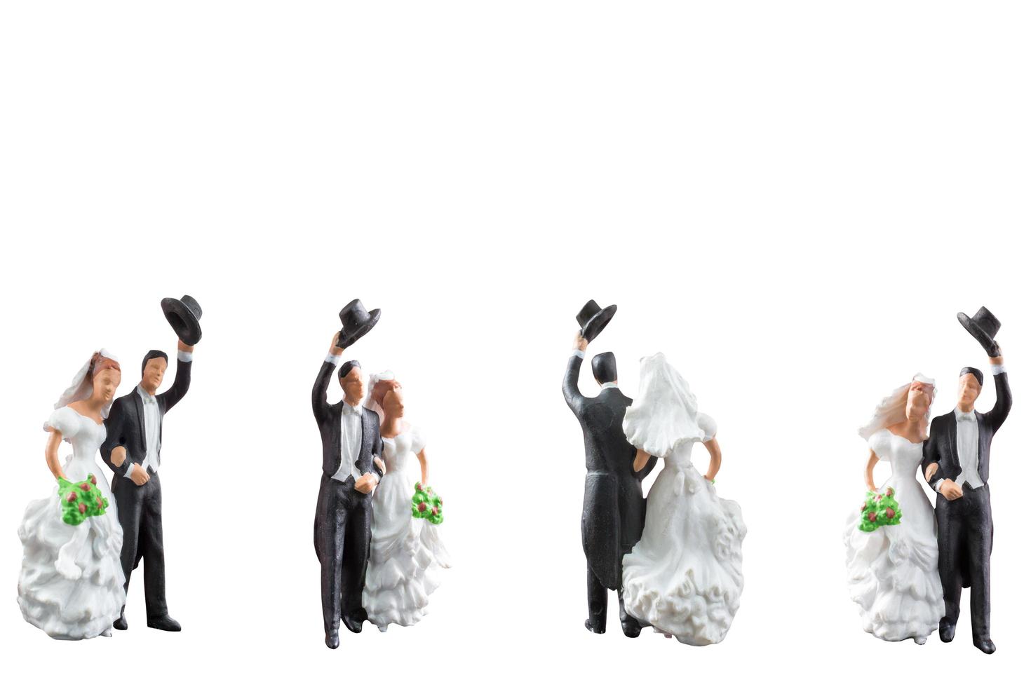 miniatyrbröllop, brud och brudgum isolerad på en vit bakgrund foto
