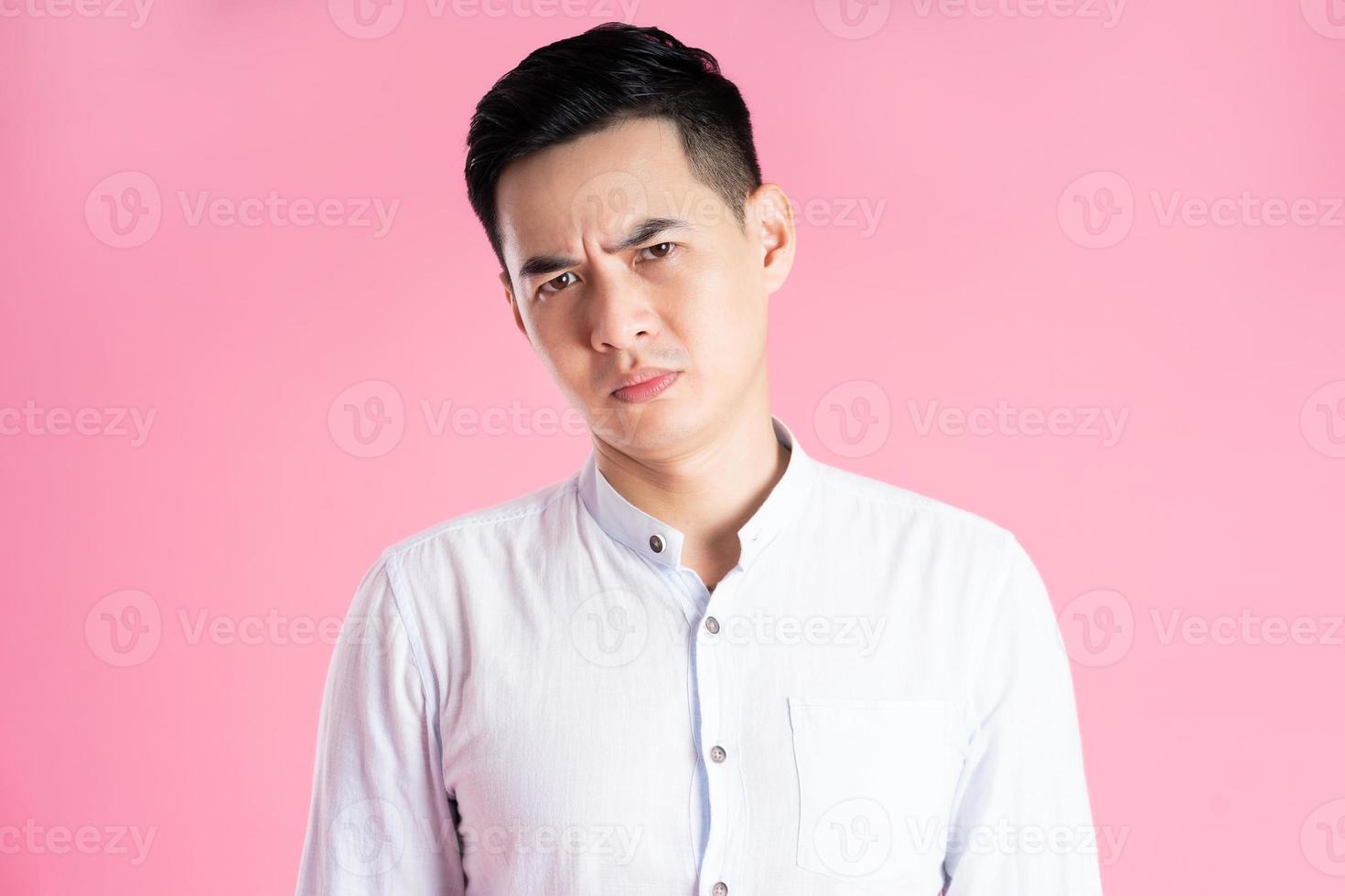 porträtt av asiatisk man Framställ på rosa bakgrund foto