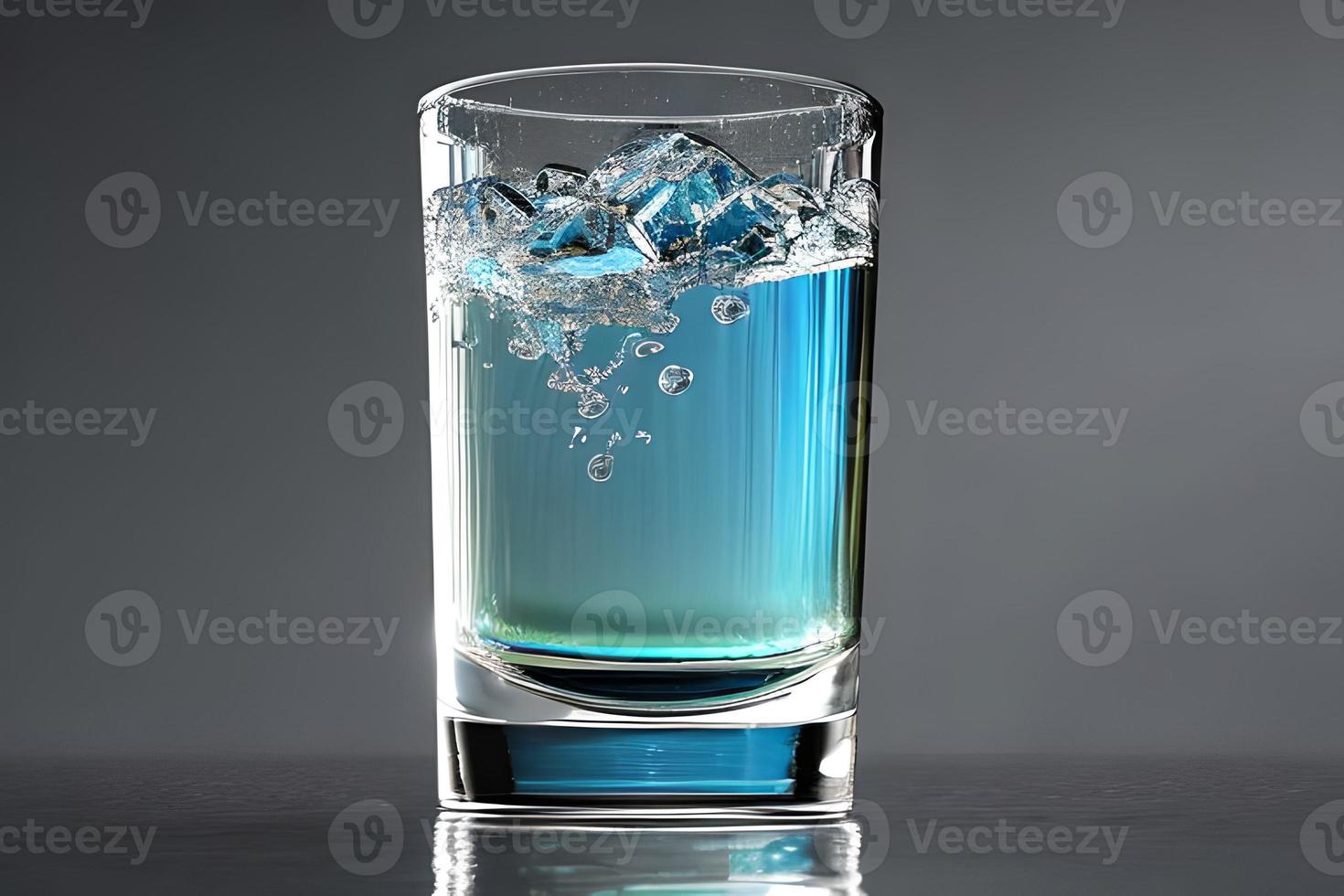 blå cocktail alkohol dryck med is studio kommersiell befordran och marknadsföring produkt bakgrund. foto
