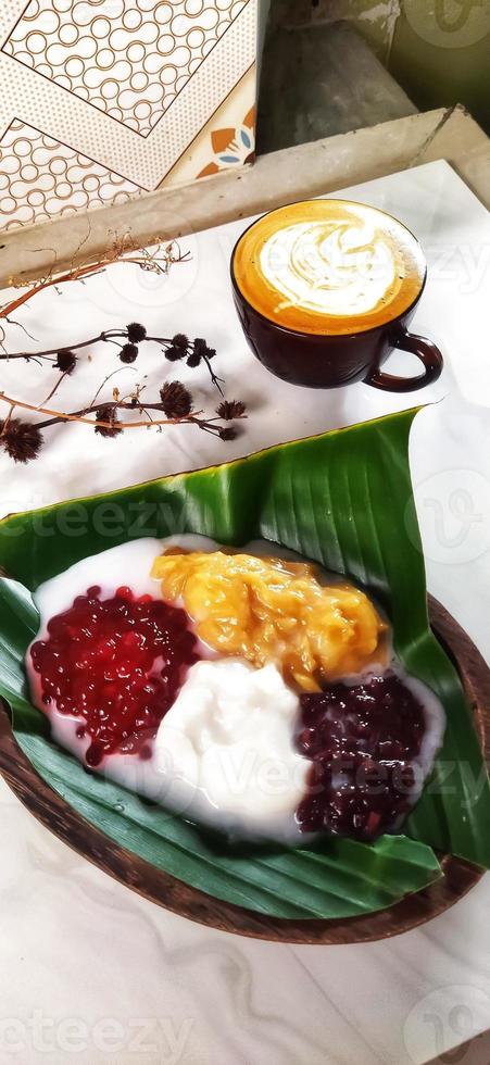 bubur campur madura eller maduraner blanda gröt, med olika ingrediens. populär i indonesien under fasta eller Lebaran för takjil frukost. foto