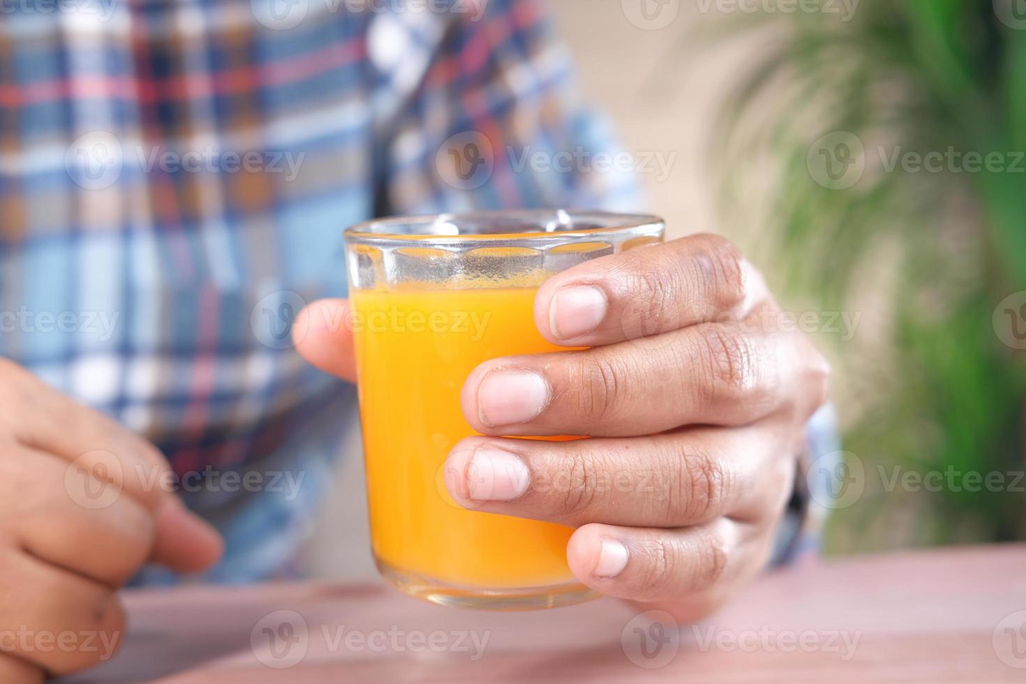 glas apelsinjuice på nära håll foto