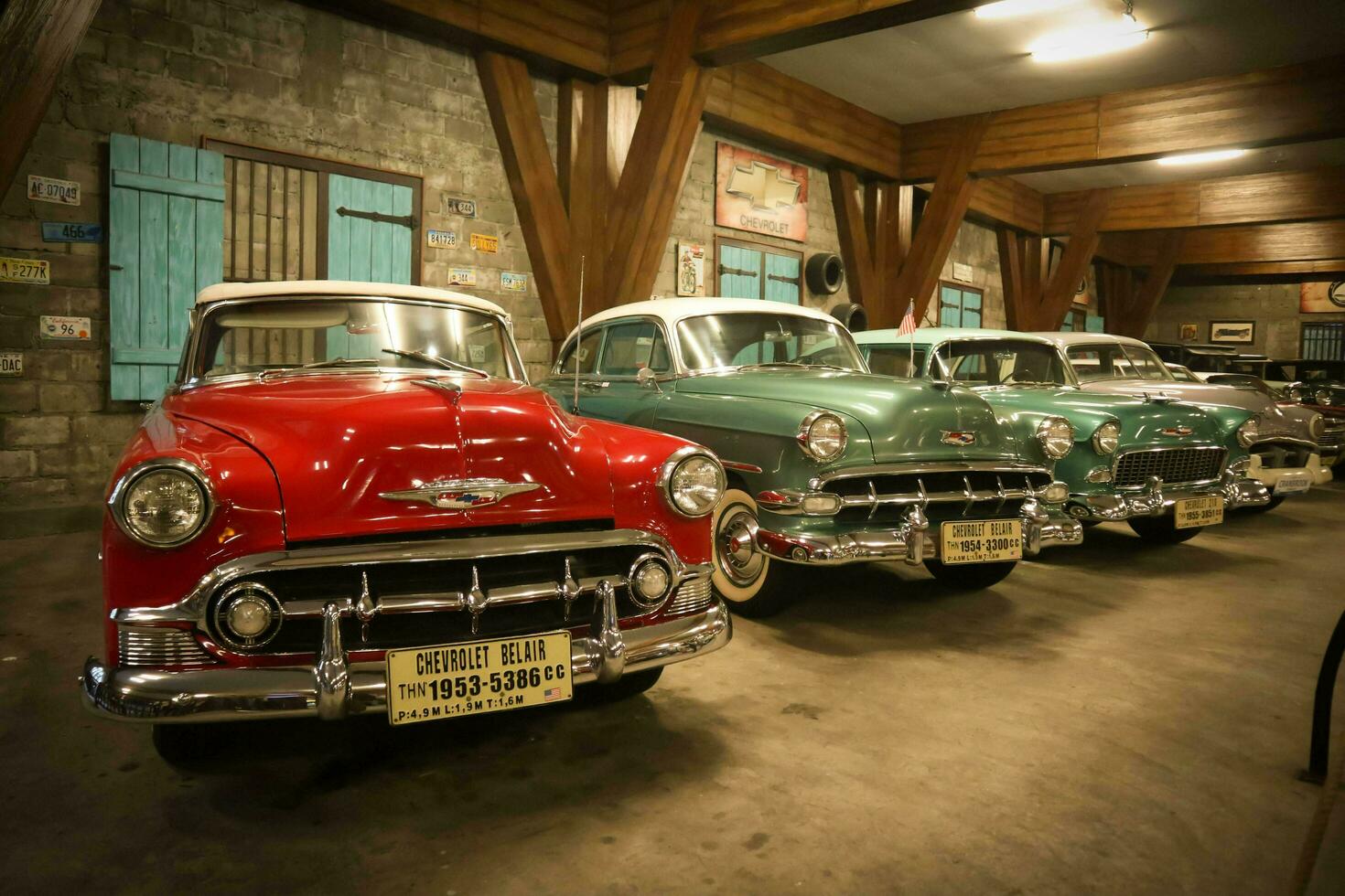 surabaya, indonesien - januari 17, 2023, årgång bilar på angkut museum. många varumärke och klassisk modell hudson, vadställe, och Chevrolet ingår. foto