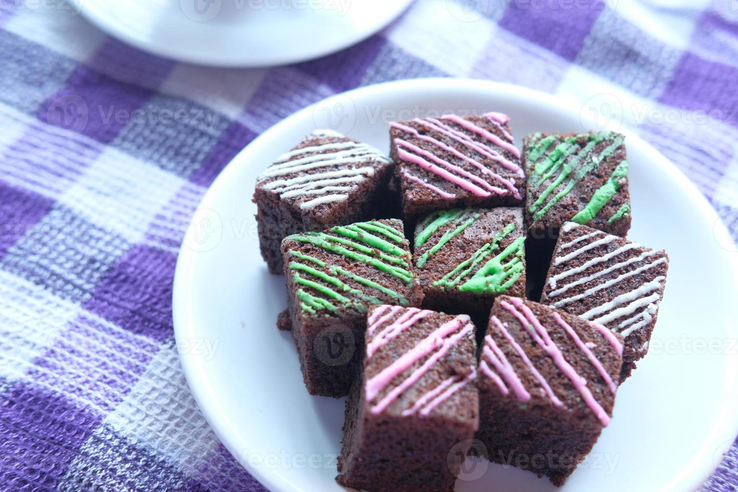 choklad brownie på lila picknick filt foto
