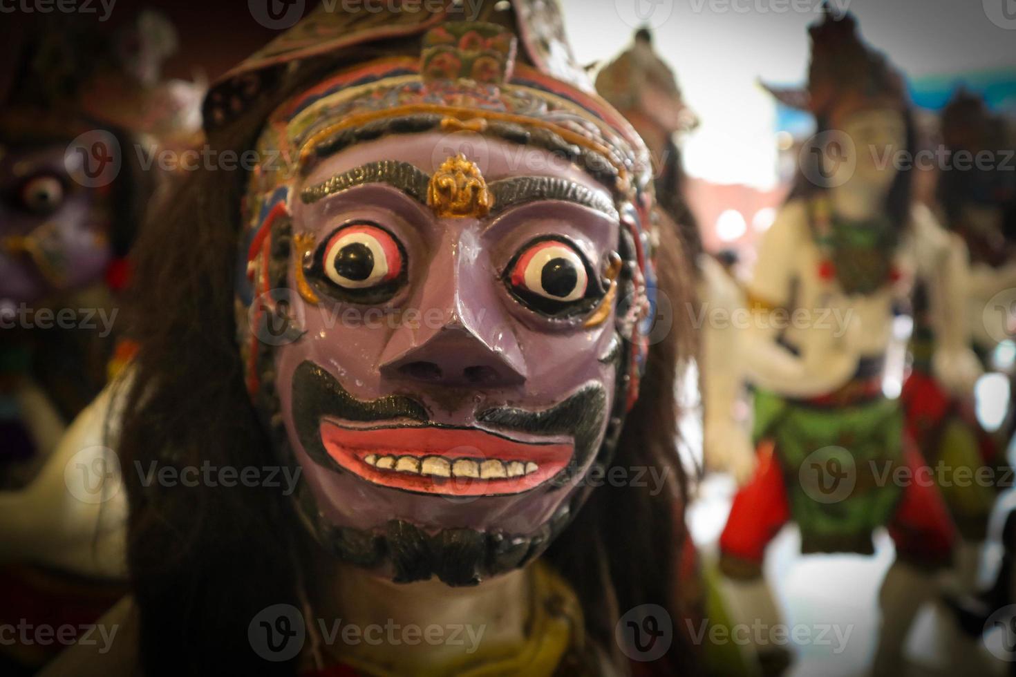 indonesien traditionell masker. stam- etnisk dekorativ ansikten. traditionell krigare element. ritual Tillbehör. kult symboler. traditionell ceremoniell . inföding souvenirer. topeng wayang foto
