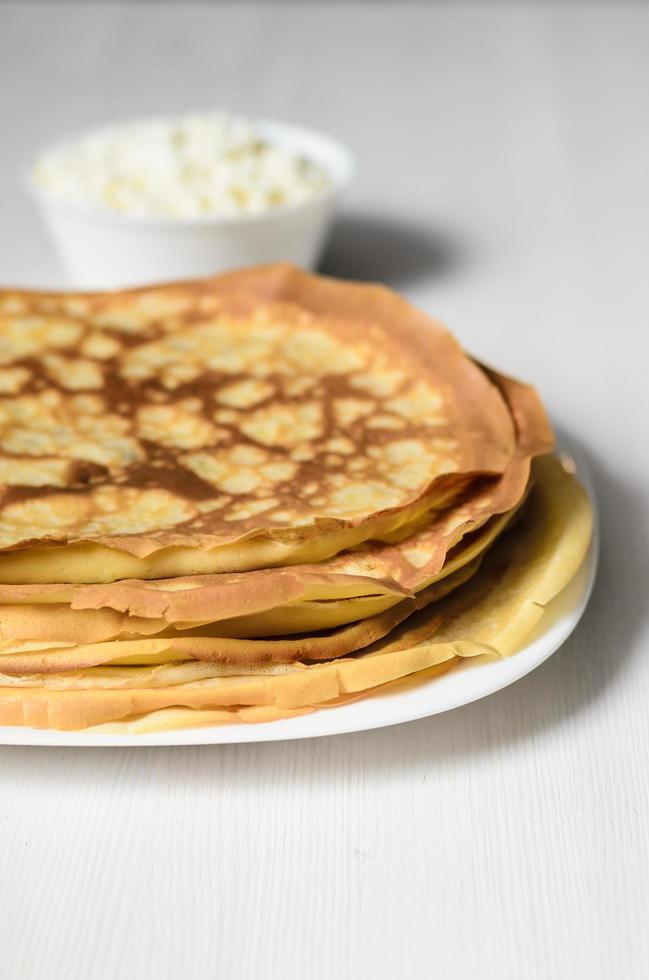 hemlagade pannkakor på tallriken foto