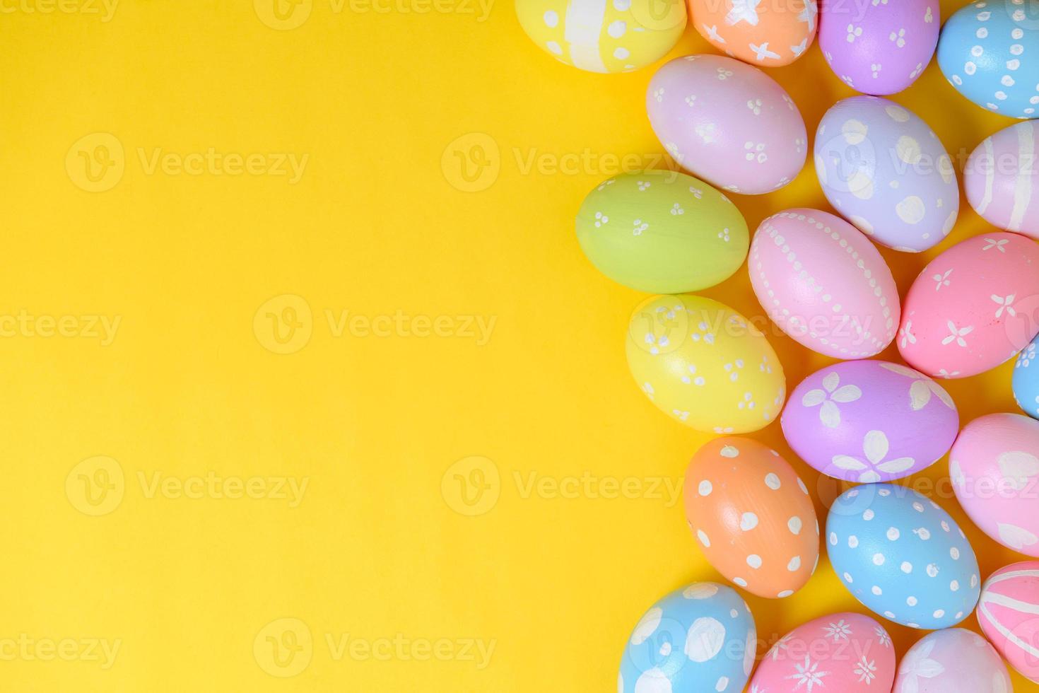 Lycklig påsk Semester firande begrepp. grupp av målad färgrik ägg dekoration på en gul bakgrund. säsong- religion tradition design. topp se, platt lägga, kopia Plats. foto