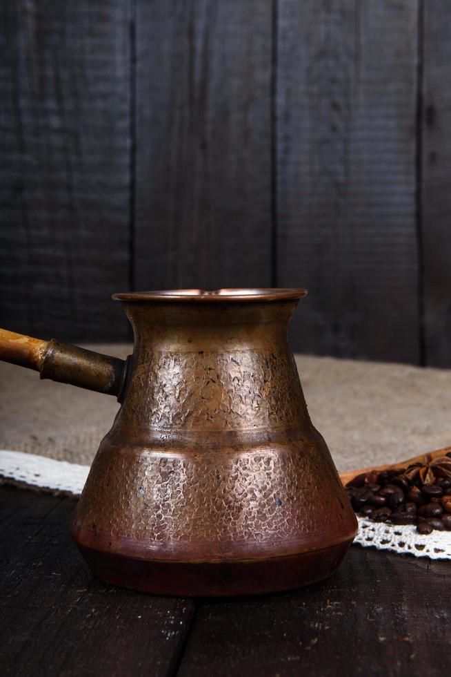 svart kaffe med korn och kanel foto