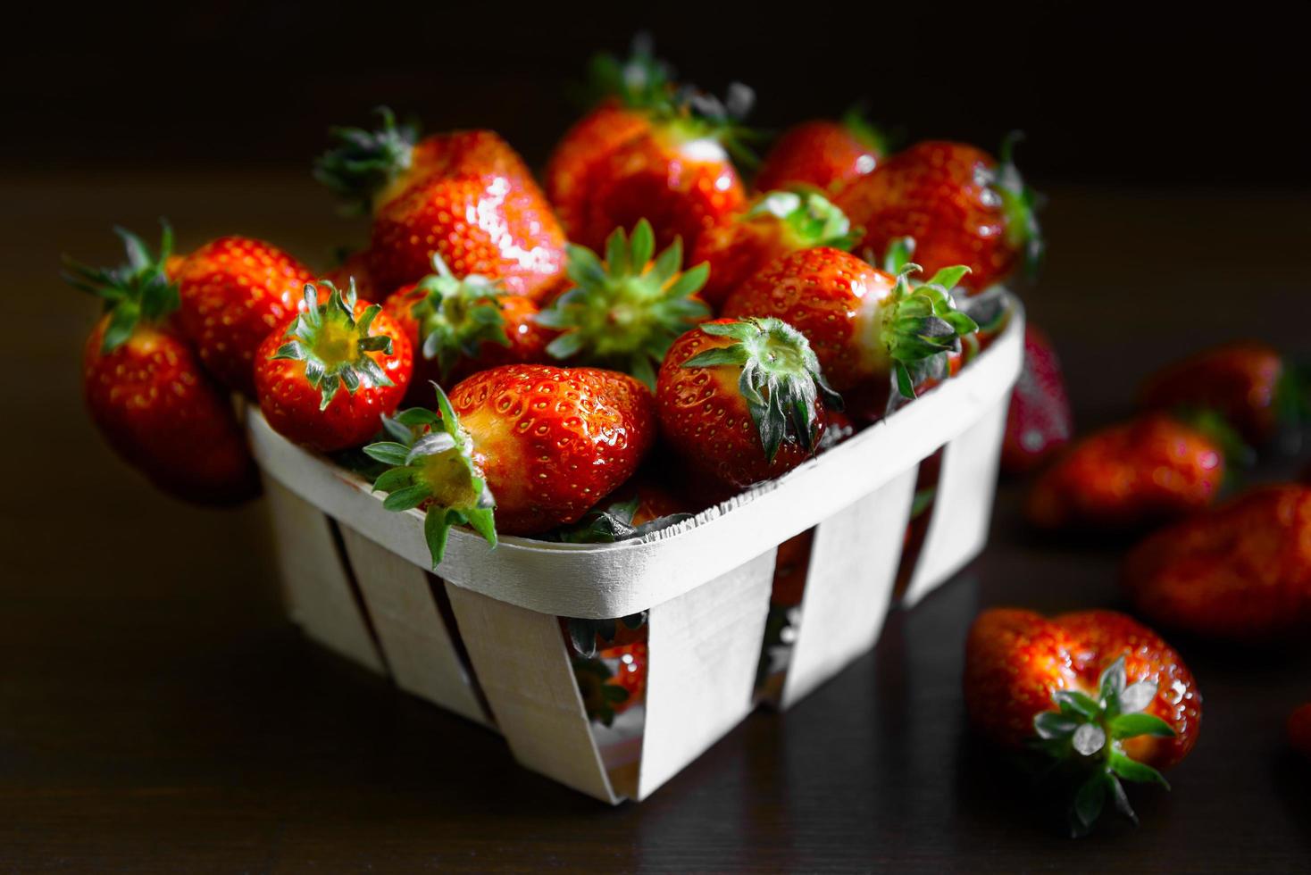 jordgubbar på ett träbord foto