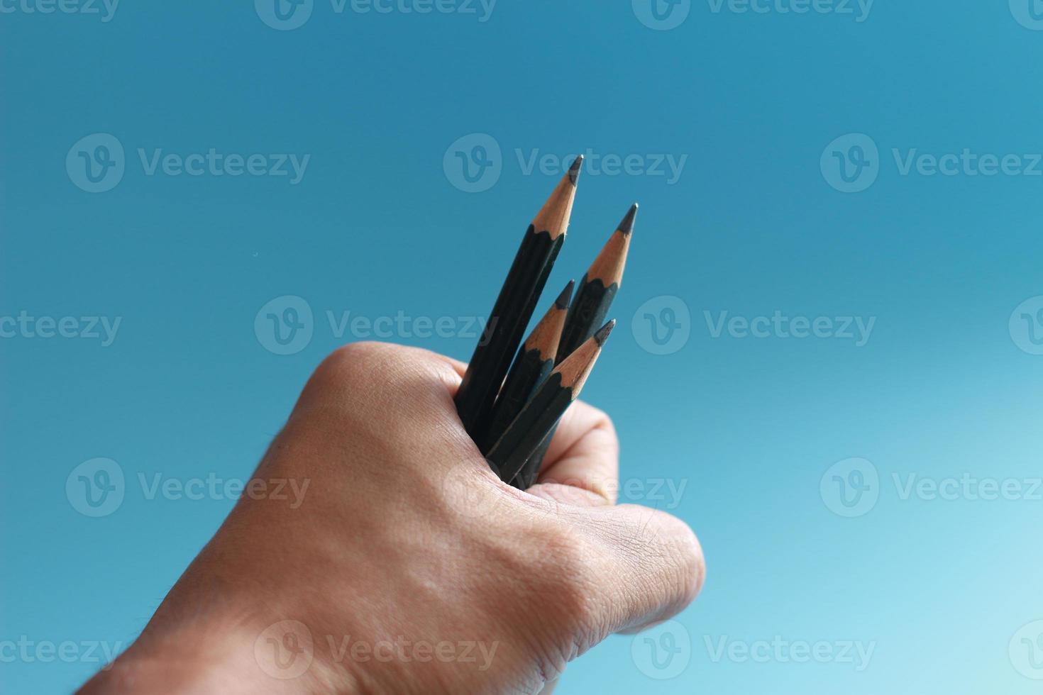 en stänga upp av en knippa av pennor i hand foto