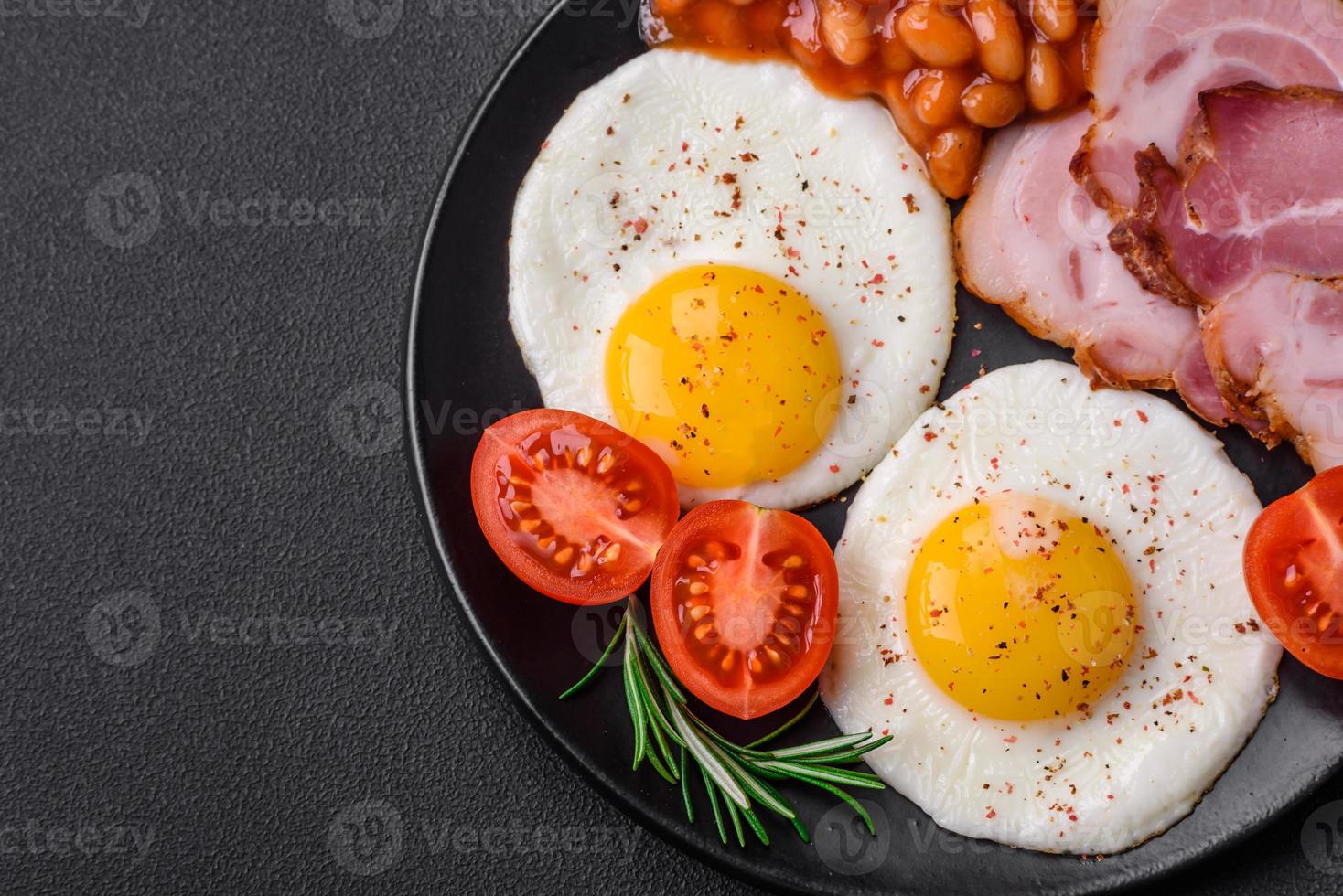 utsökt näringsrik engelsk frukost med friterad ägg och tomater foto