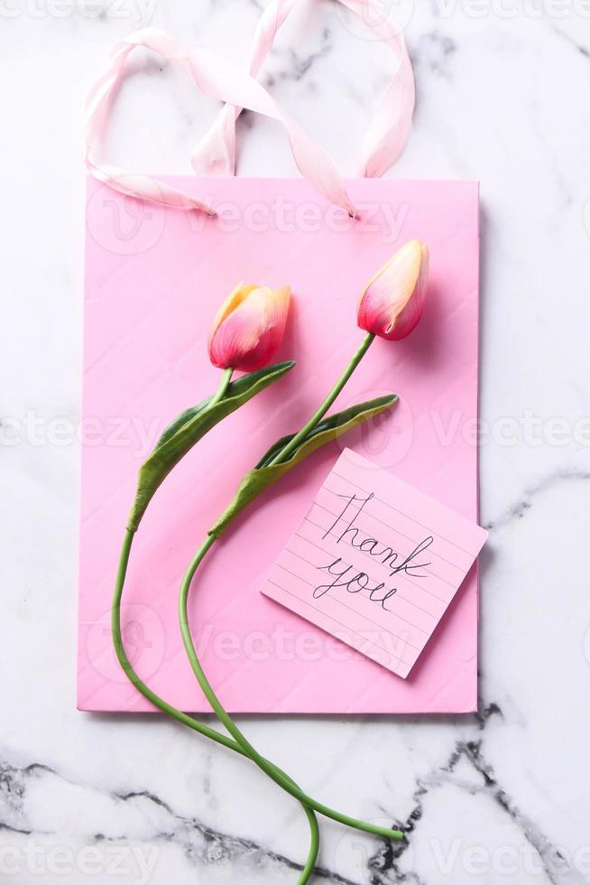 tackkort på rosa presentpåse foto