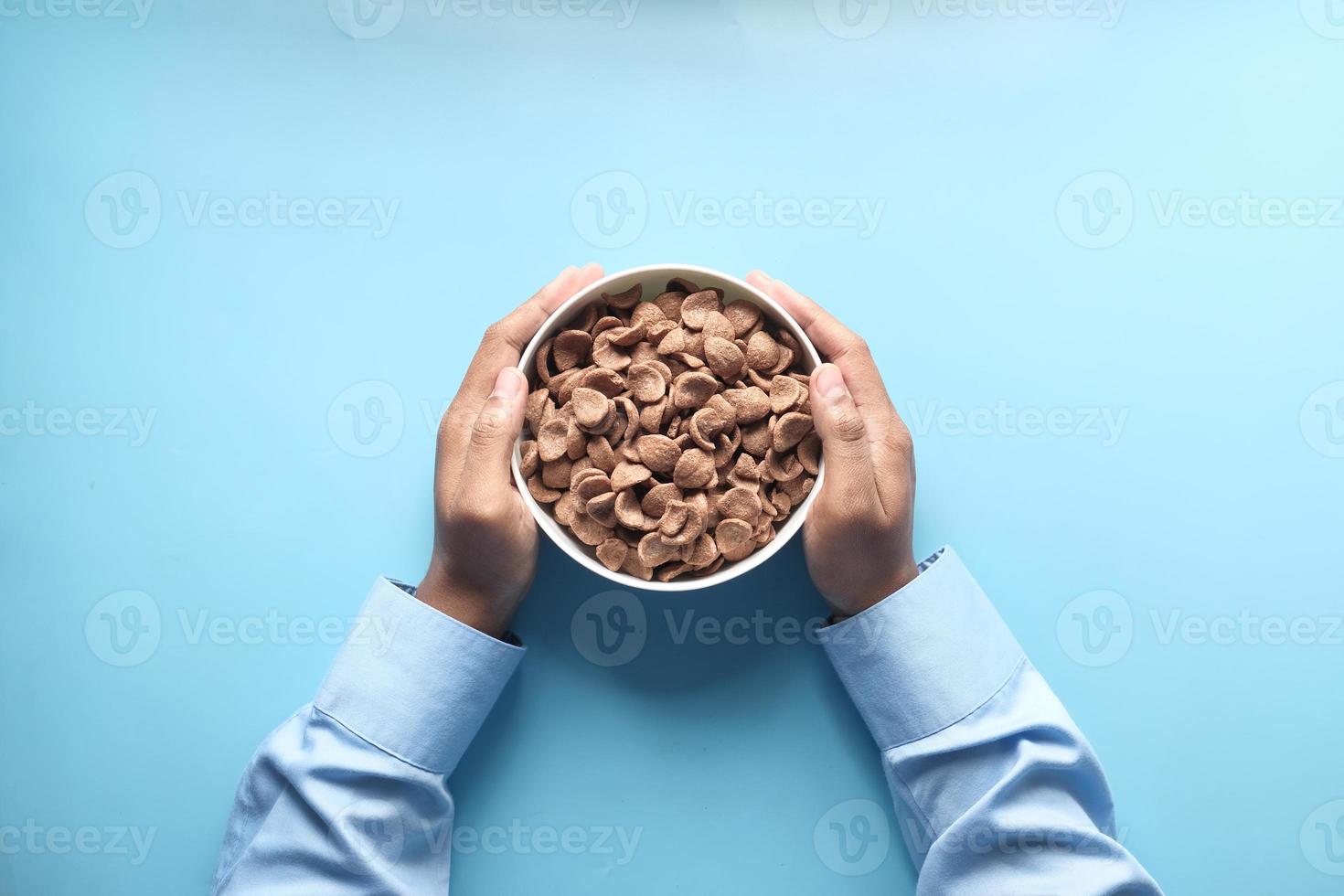 ovanifrån av choklad majsflingor i en skål på blå bakgrund foto