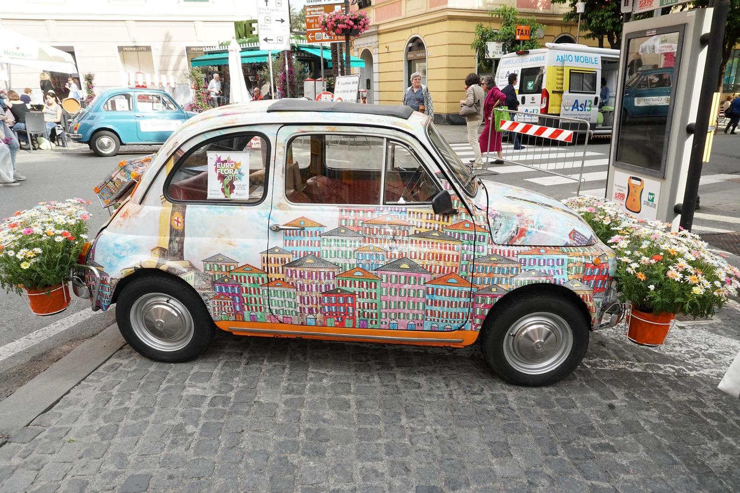 genua, Italien - Maj 5 2018 - euroflora lämna tillbaka till genua i de unik scenario av de nervi parker foto