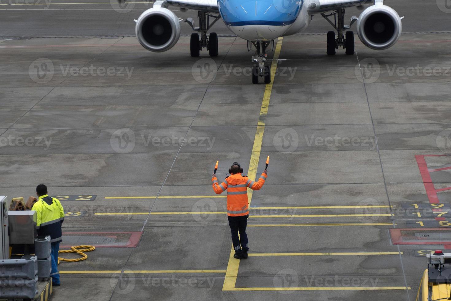 ett operatör portion piloter av flygplan medan parkering på de terminal foto