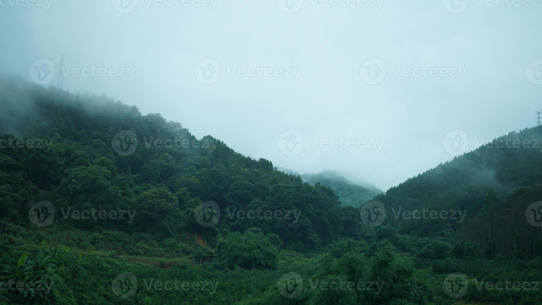 de skön bergen se med de dimma under de regnig dag foto