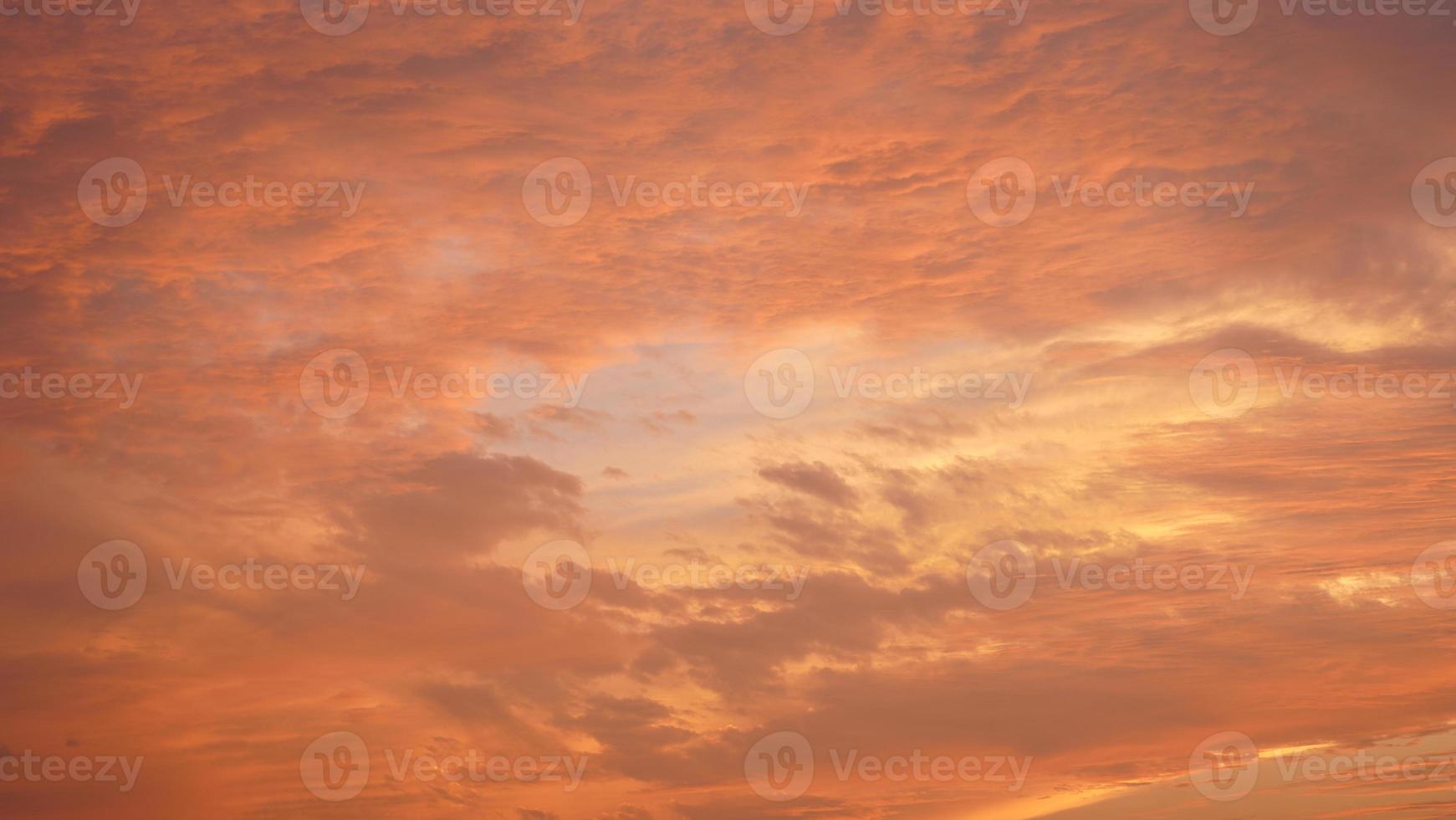 de skön solnedgång himmel se med de färgrik moln och värma lampor i de himmel foto