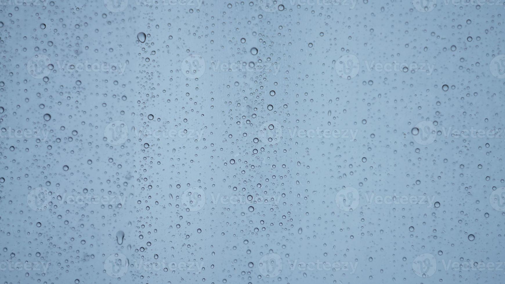 de regn droppar på de transparent glas fönster i de regnig dag foto