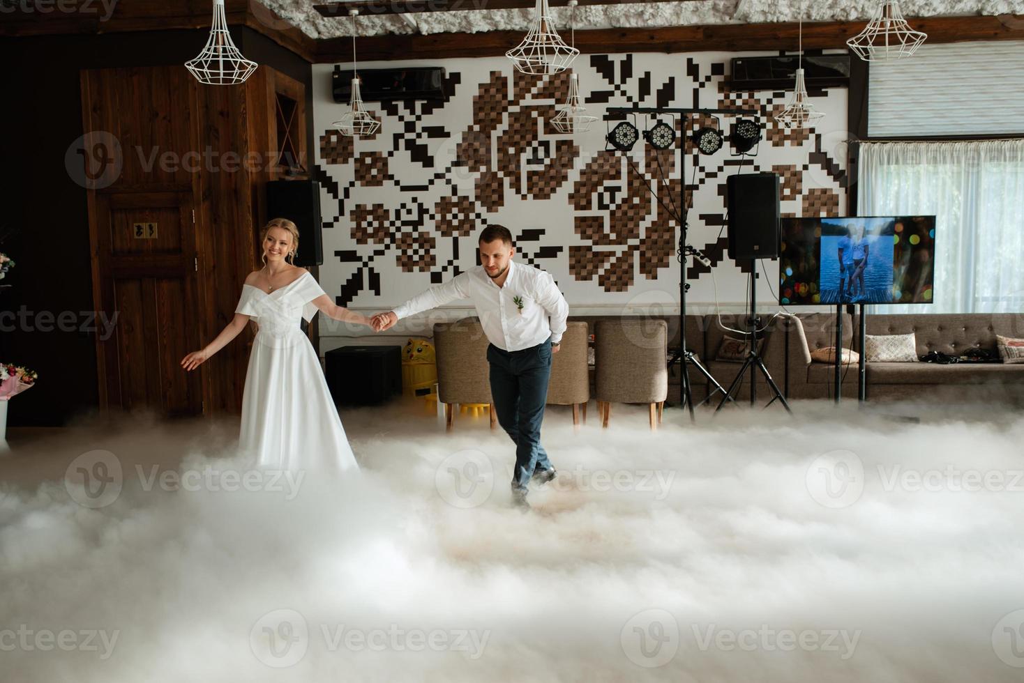 de först dansa av de brud och brudgum inuti en restaurang foto