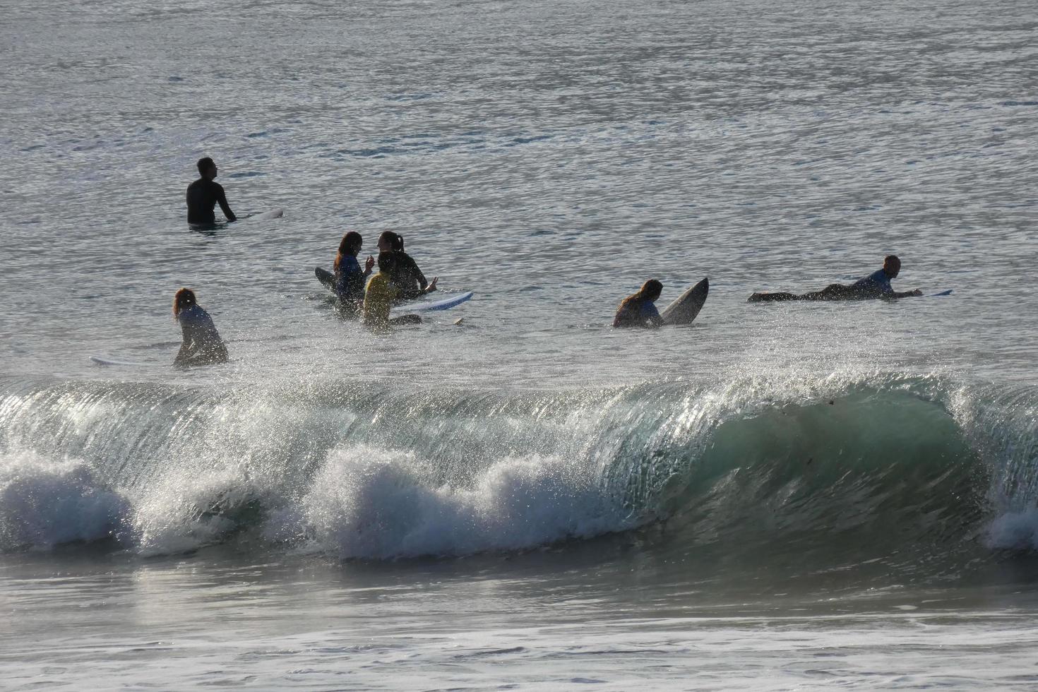 ung idrottare praktiserande de vatten sport av surfing foto