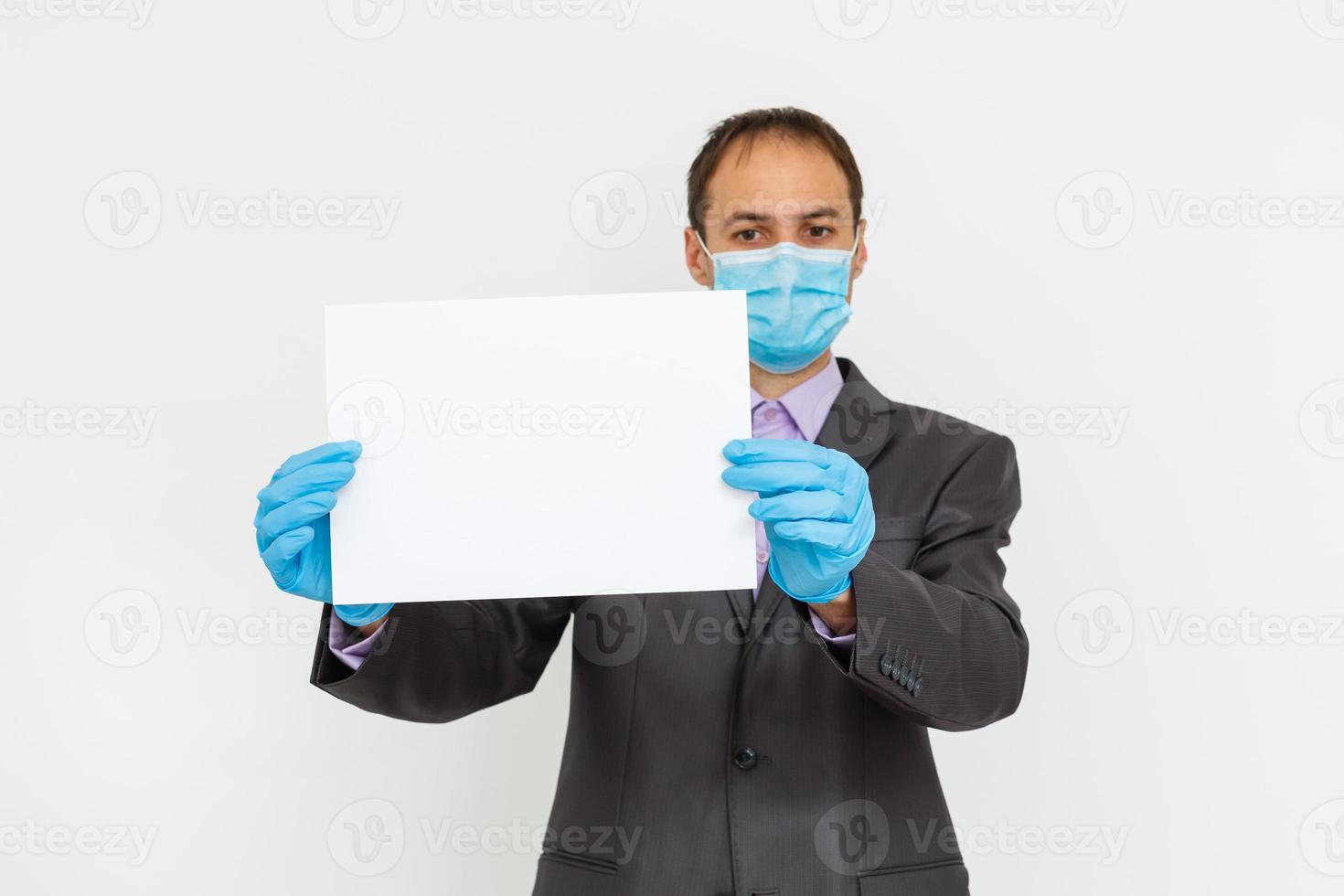 använda sig av skydda filter mot coronavirus affärsman i hygienisk mask och handskar, 2019-nCoV, influensa epidemi. isolerat foto