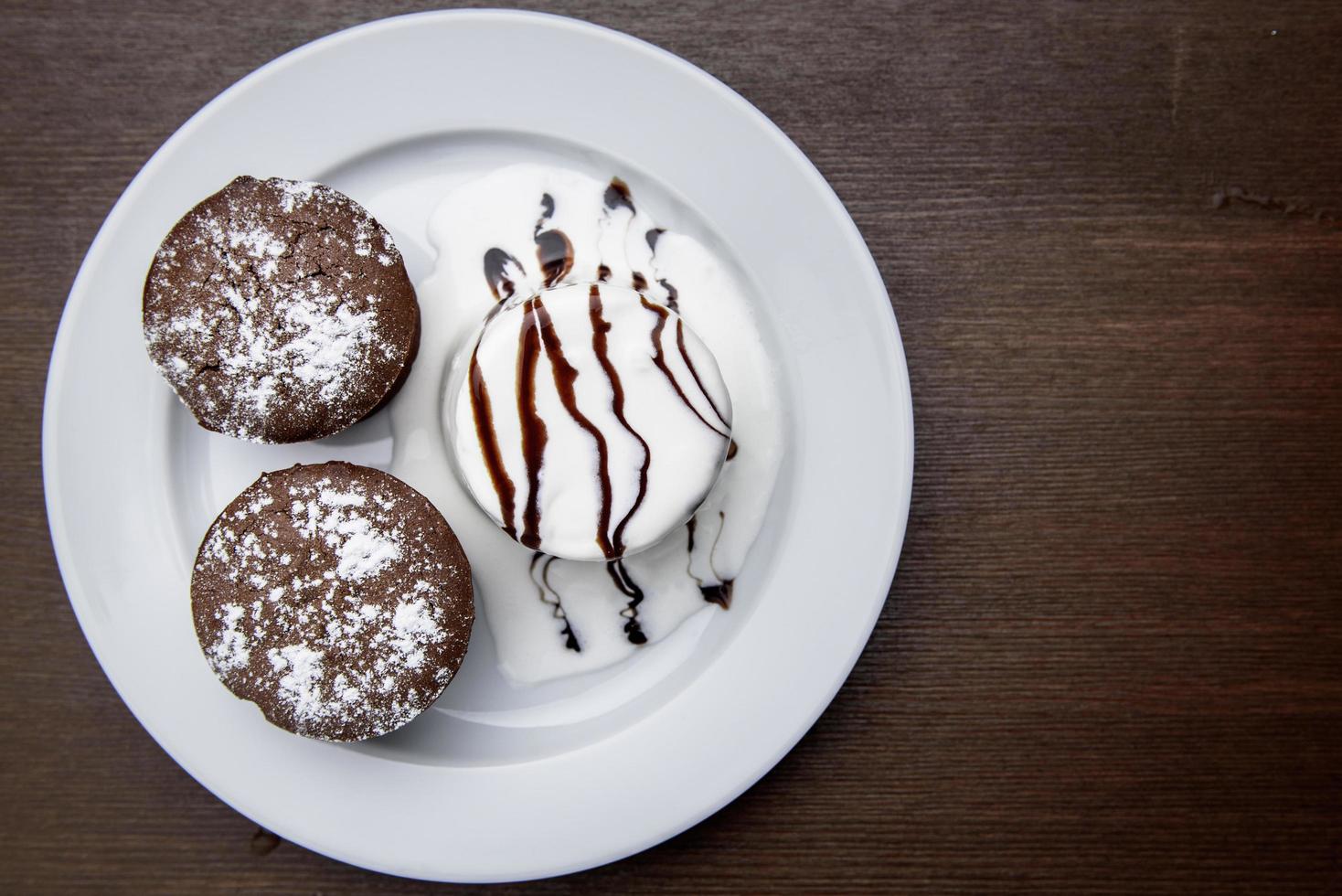 chokladmuffins med glass foto