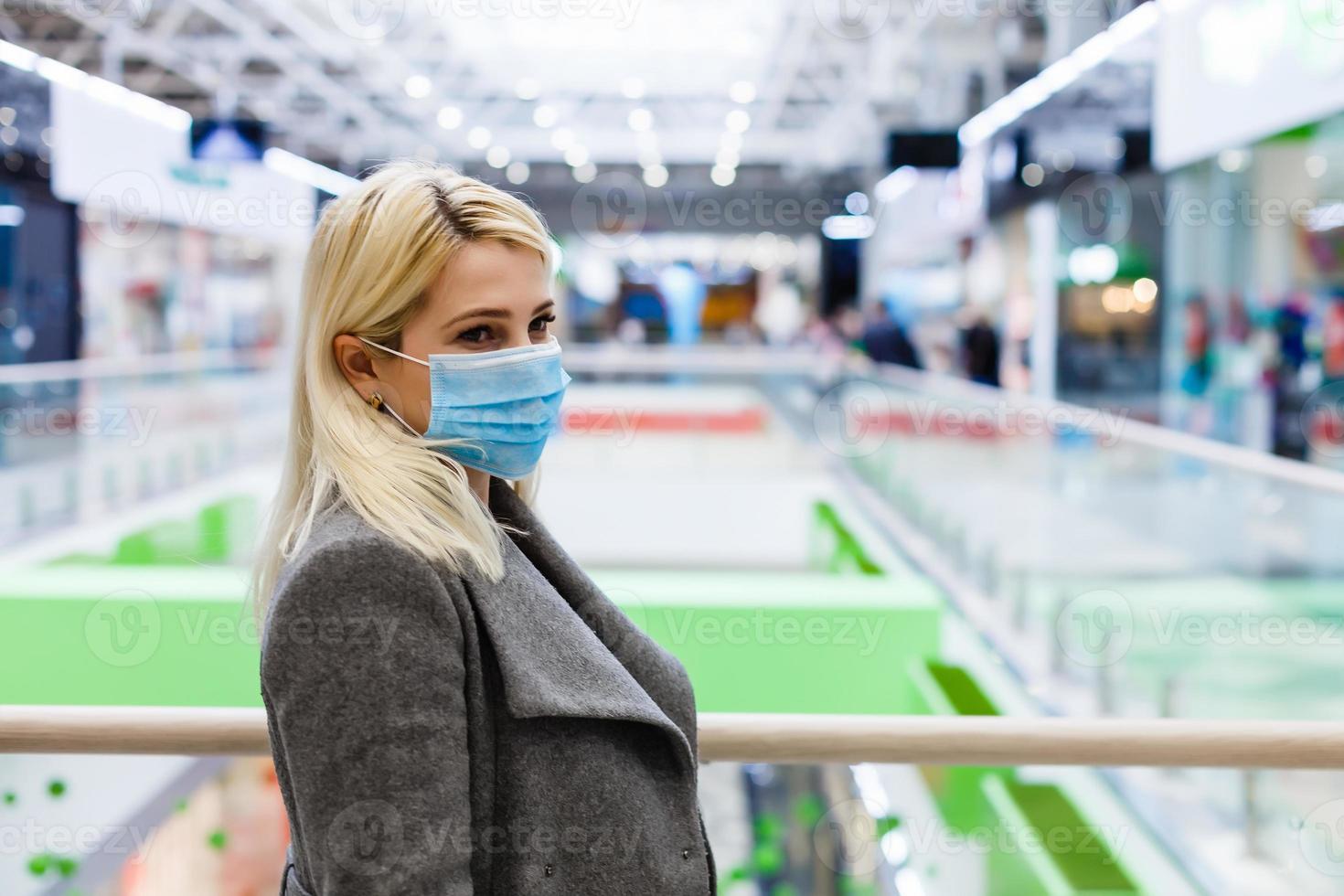 Söt kvinnor bär mask skydd damm i handla köpcenter, selektiv fokus. foto