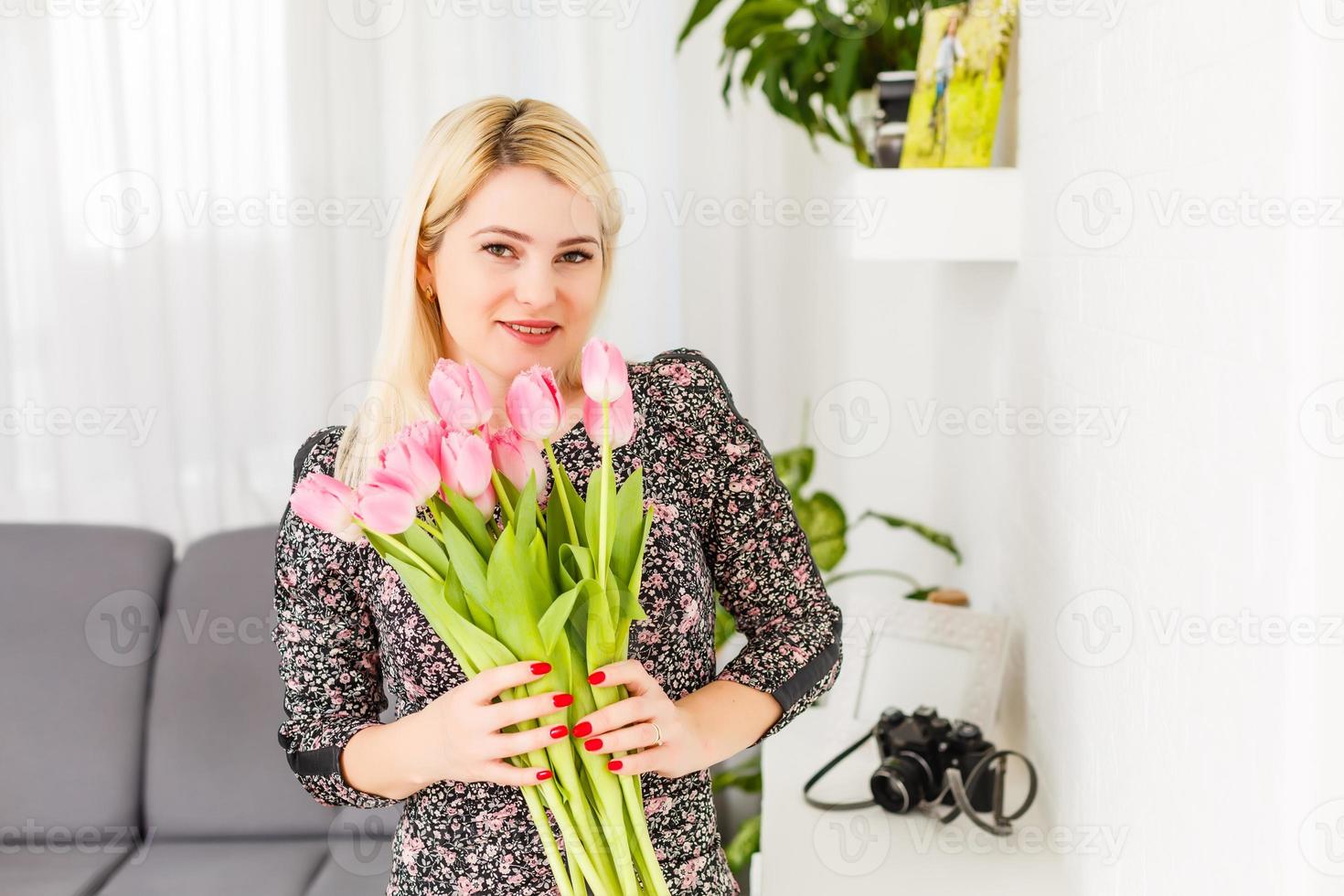 kvinna med vår blomma bukett. Lycklig överraskad modell kvinna lukta blommor. mors dag. springtime foto