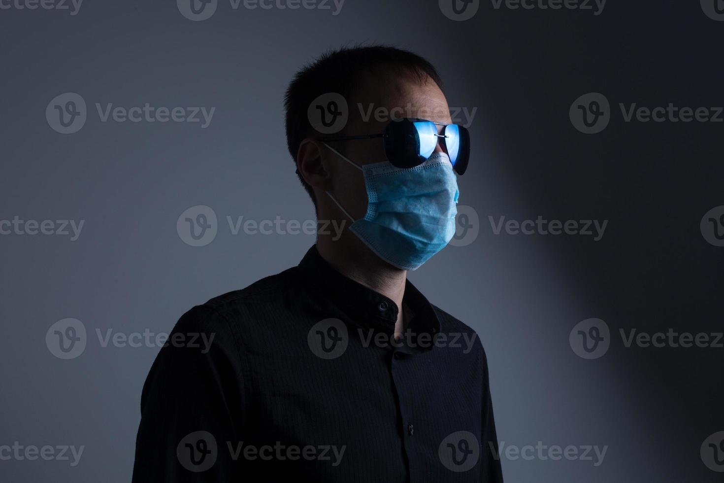 stark man bär mask till förhindra influensa virus och damm luft förorening på vit bakgrund foto