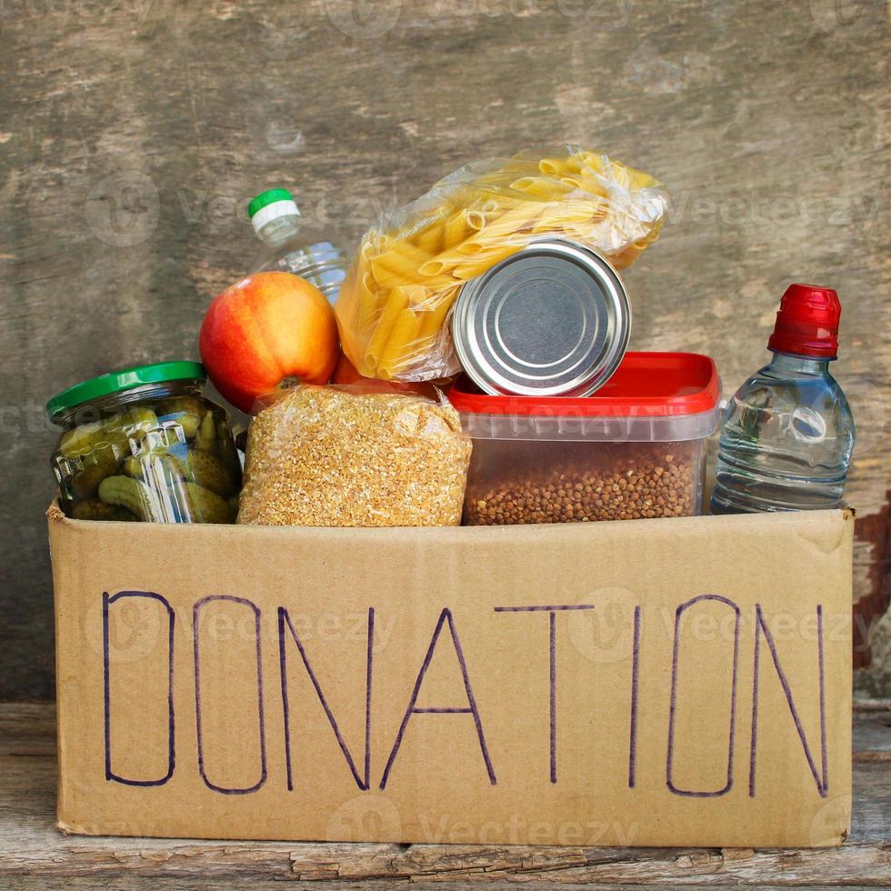 donation låda med mat. foto