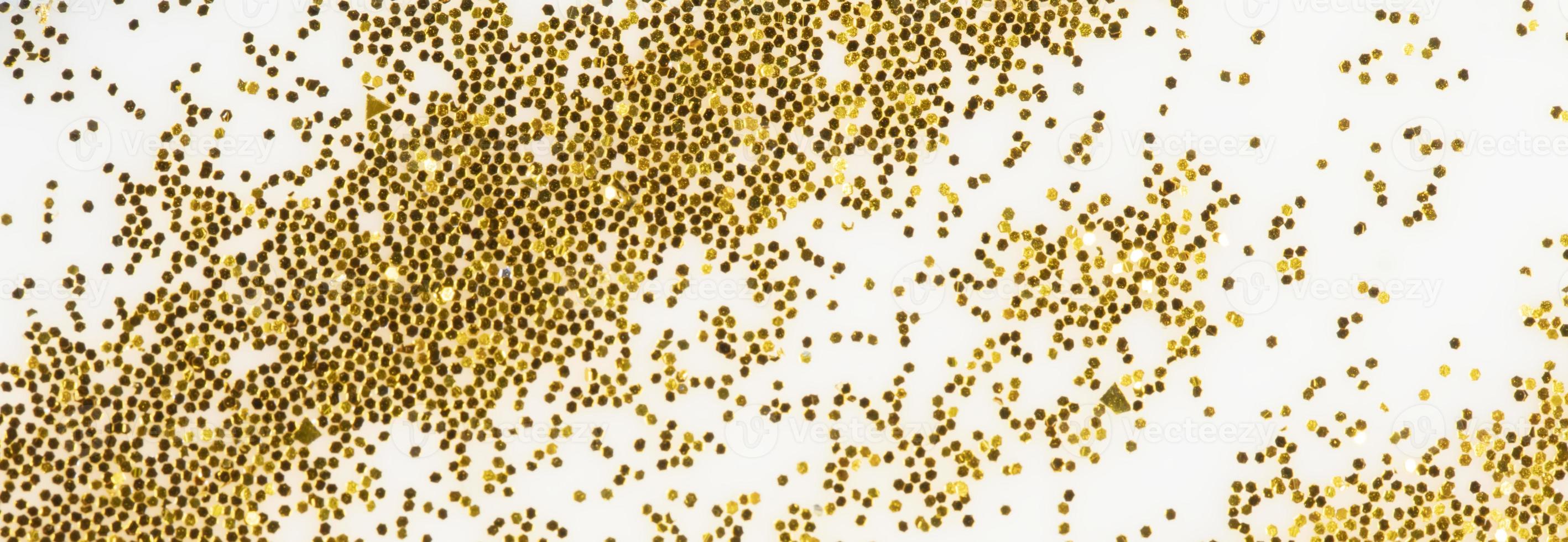 festlig eller glamorös bakgrund. guld pärlar spridd på en vit bakgrund. foto
