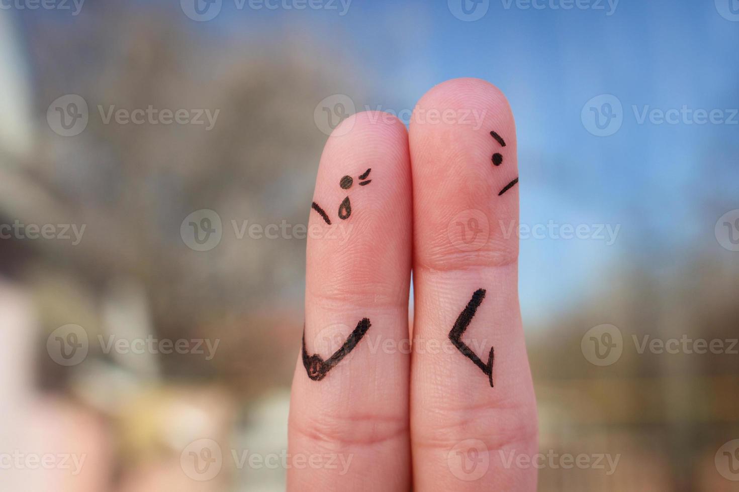 fingrar konst av par. par efter ett argument ser i annorlunda vägbeskrivningar. foto