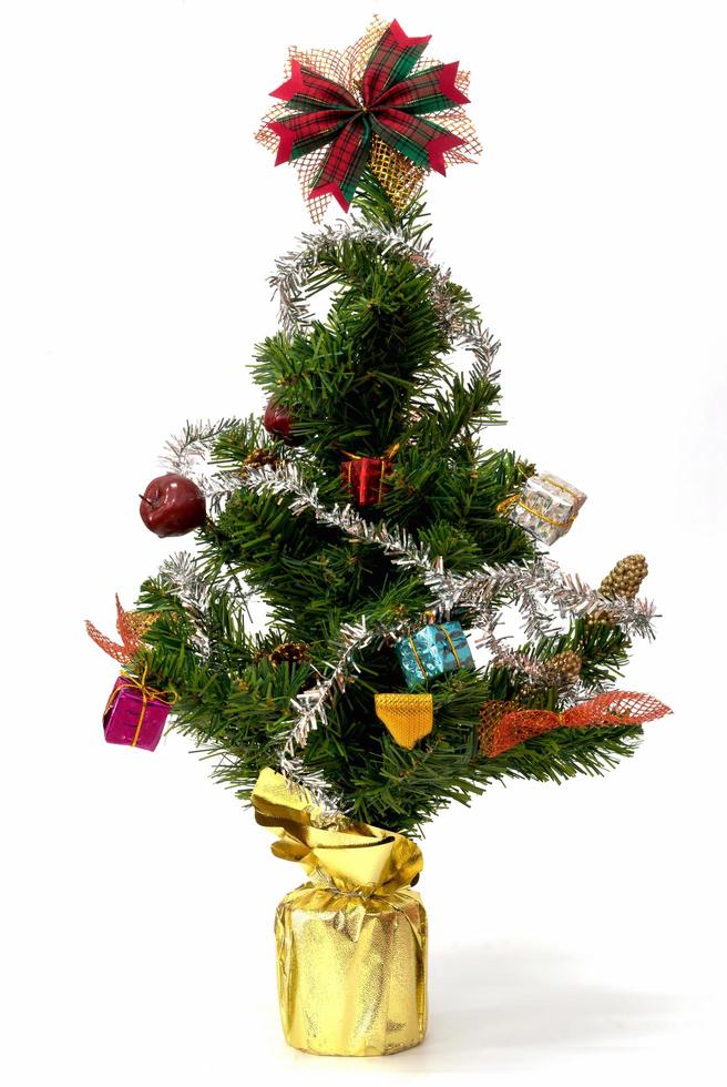 julgran med färgglada ornament på en vit bakgrund foto
