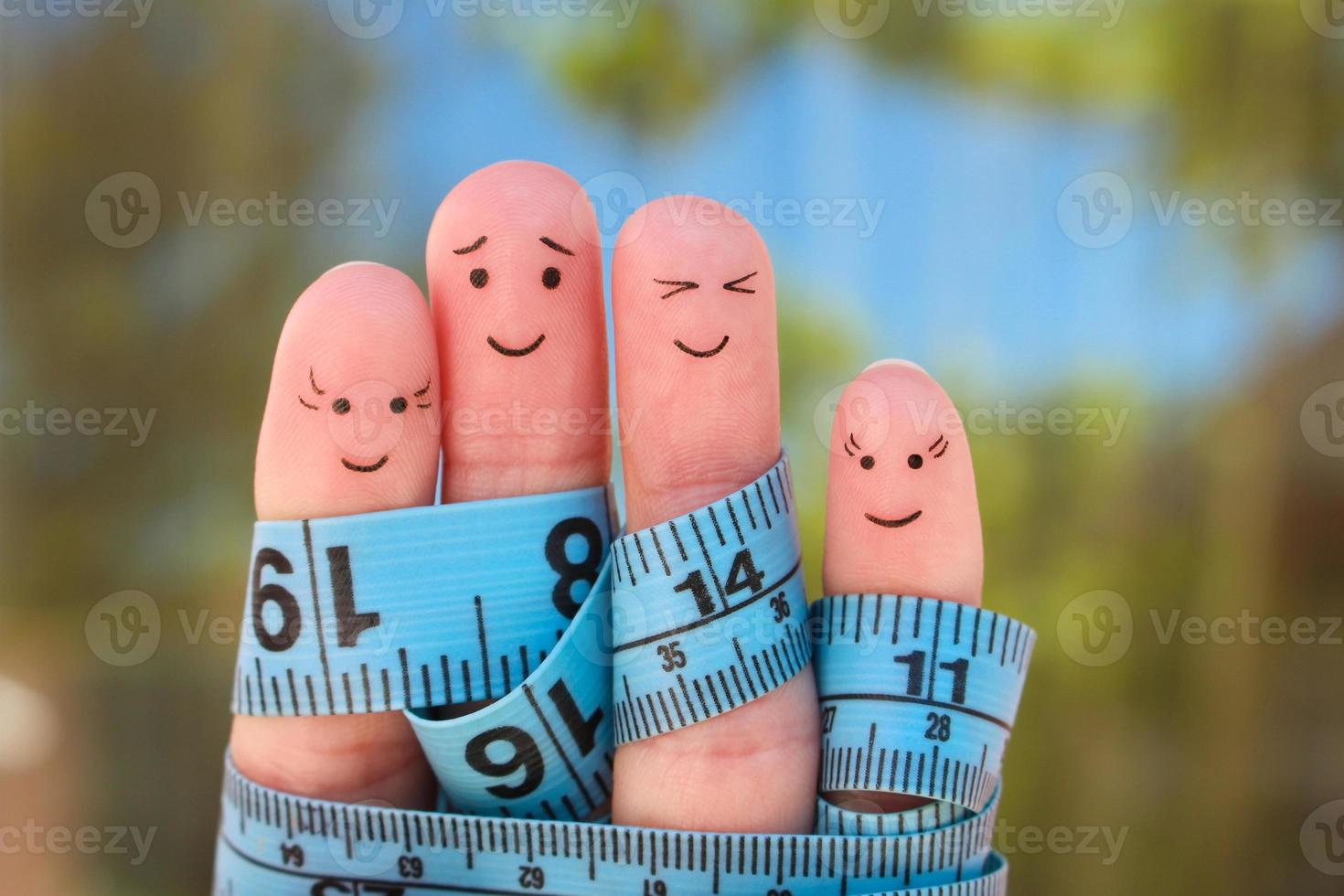 fingrar konst av en Lycklig familj med tejp mäta. begrepp av förlorande vikt tillsammans. foto