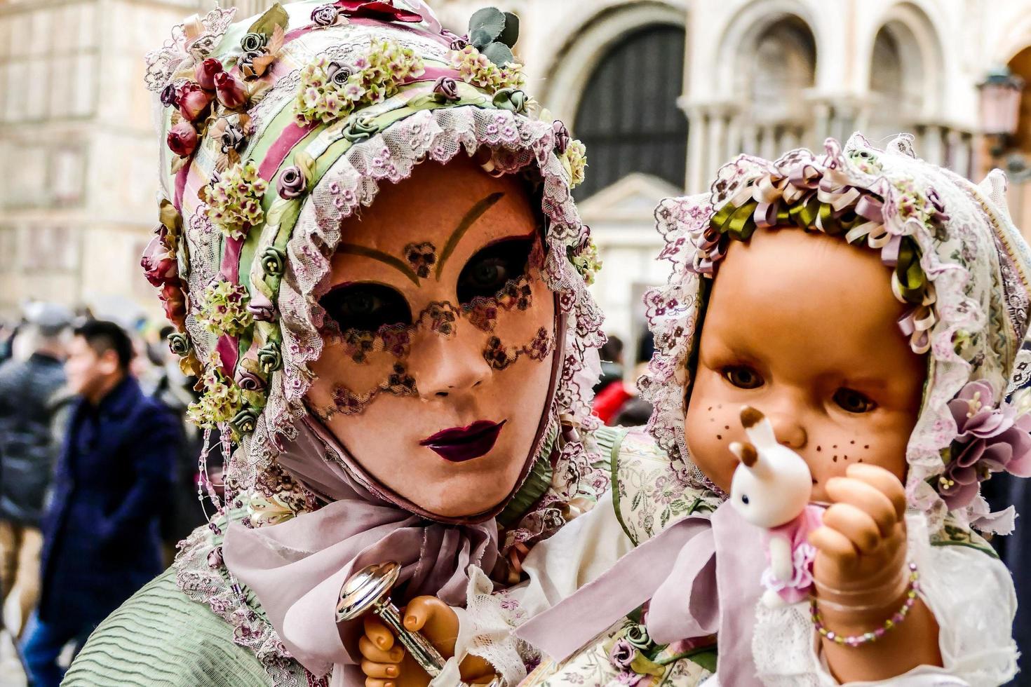 oidentifierad människor bär karneval masker på de Venedig karneval i Venedig, Italien, cirka februari 2022 foto