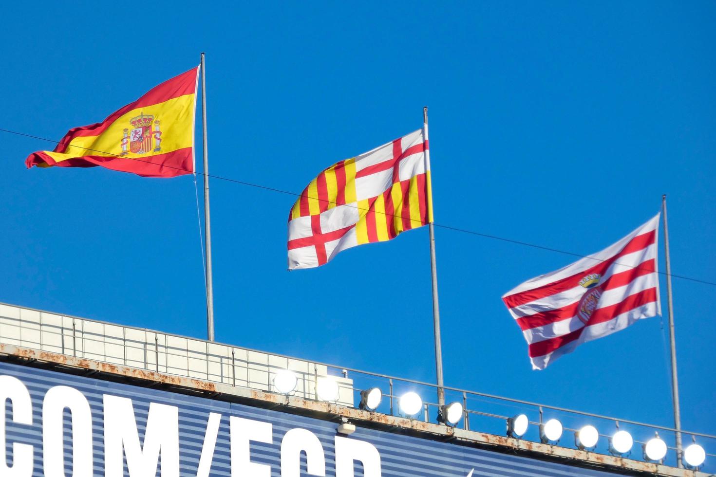 flaggor av annorlunda länder och sporter lag, flaggor med annorlunda färgad Ränder. foto