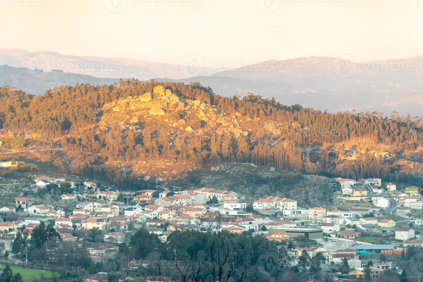 Översikt av de stad av braga Portugal, under en skön solnedgång. foto