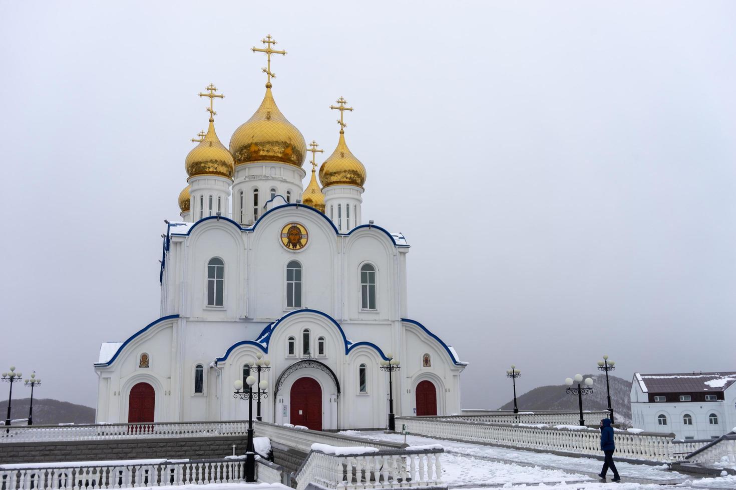 Holy Trinity Cathedral med en vit snöig himmel i petropavlovsk-kamchatsky, Ryssland foto