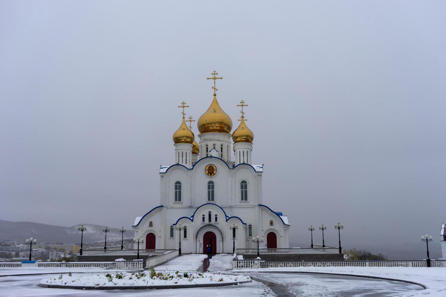 Holy Trinity Cathedral med en vit snöig himmel i petropavlovsk-kamchatsky, Ryssland foto