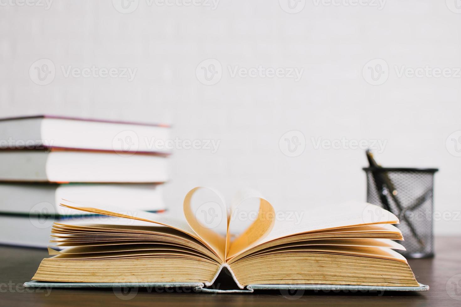 öppen bok på skrivbord, kunskap och utbildning koncept foto