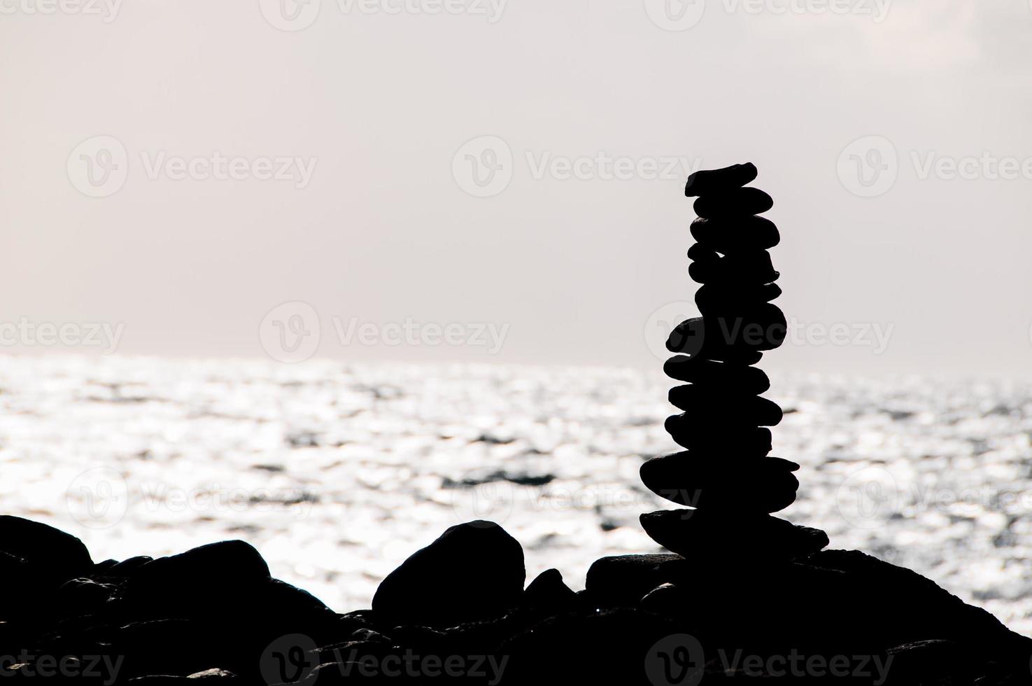 staplade stenar på de kust foto