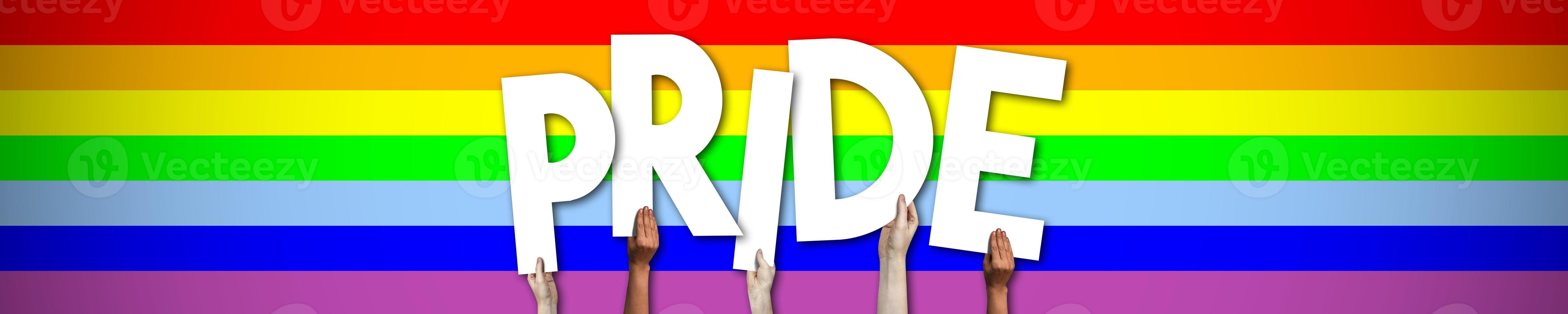 homosexuell stolthet baner - mänsklig händer innehav färgrik brev foto