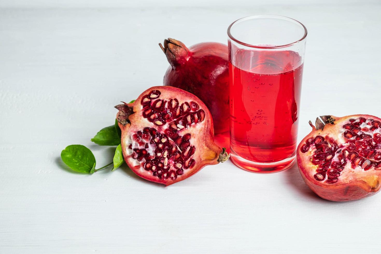 granatäpplefrukt och juice foto