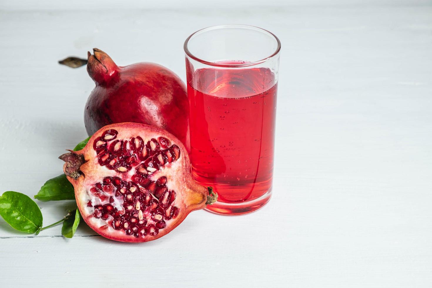 granatäpplejuice och frukt foto