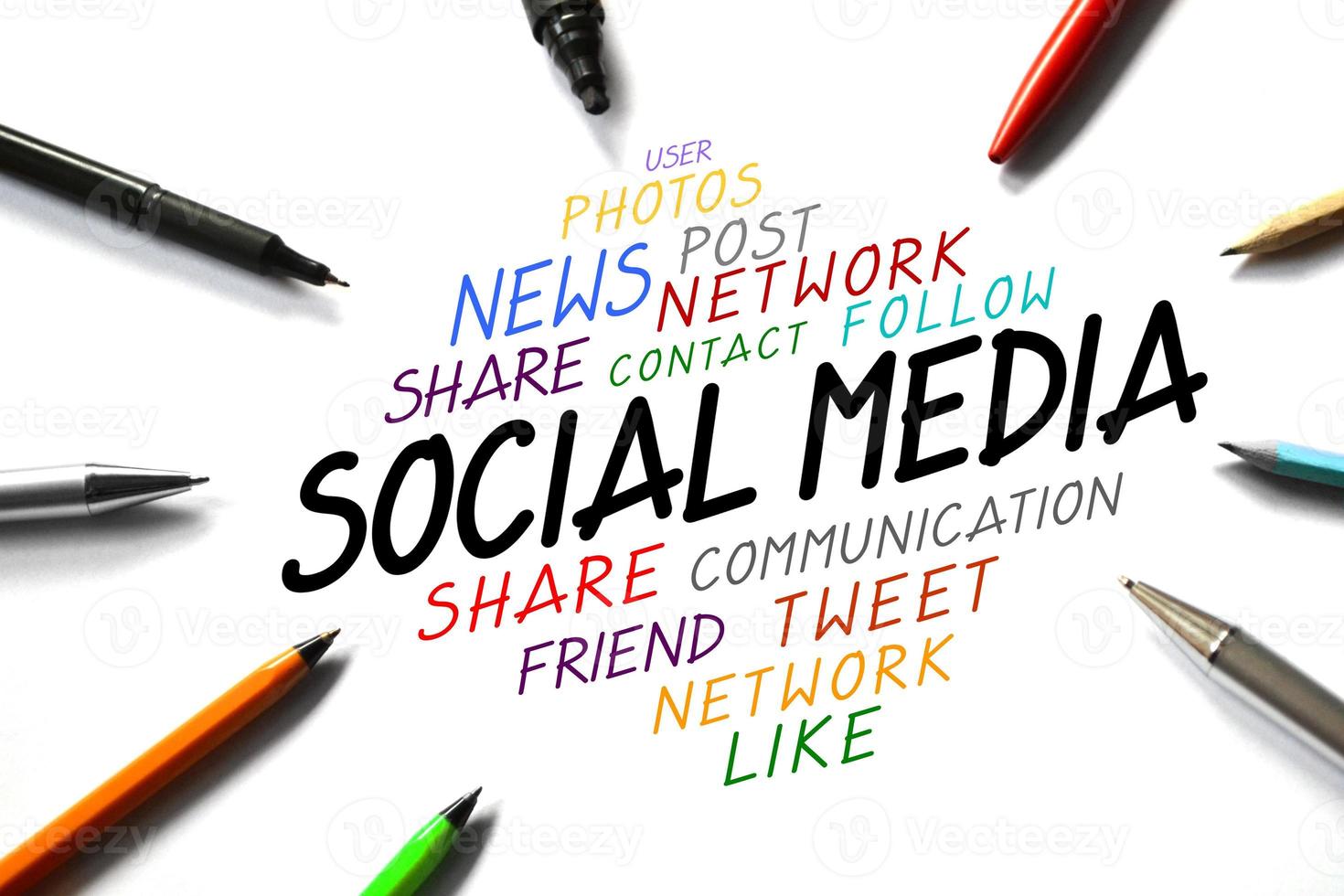 social media ord och pennor på vit bakgrund foto