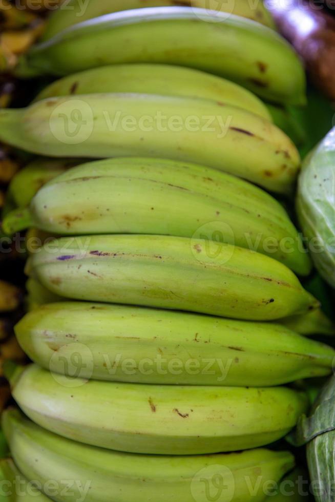 en knippa av grön bananer foto