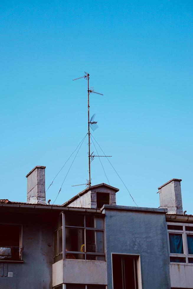 antenn-tv på taket av huset foto