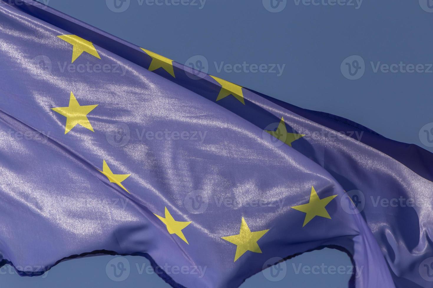 vinkade europeisk union flagga mot blå himmel foto