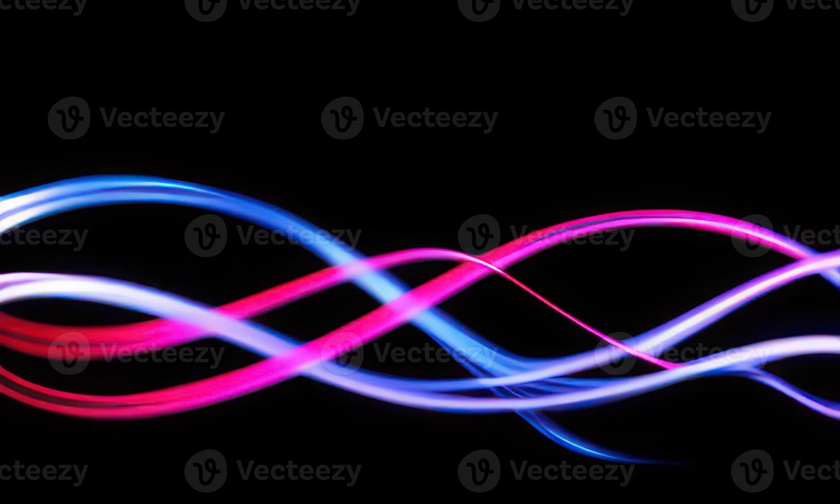 neon vågig linje på svart bakgrund, 3d framställa led ljus remsor rosa och blå foto