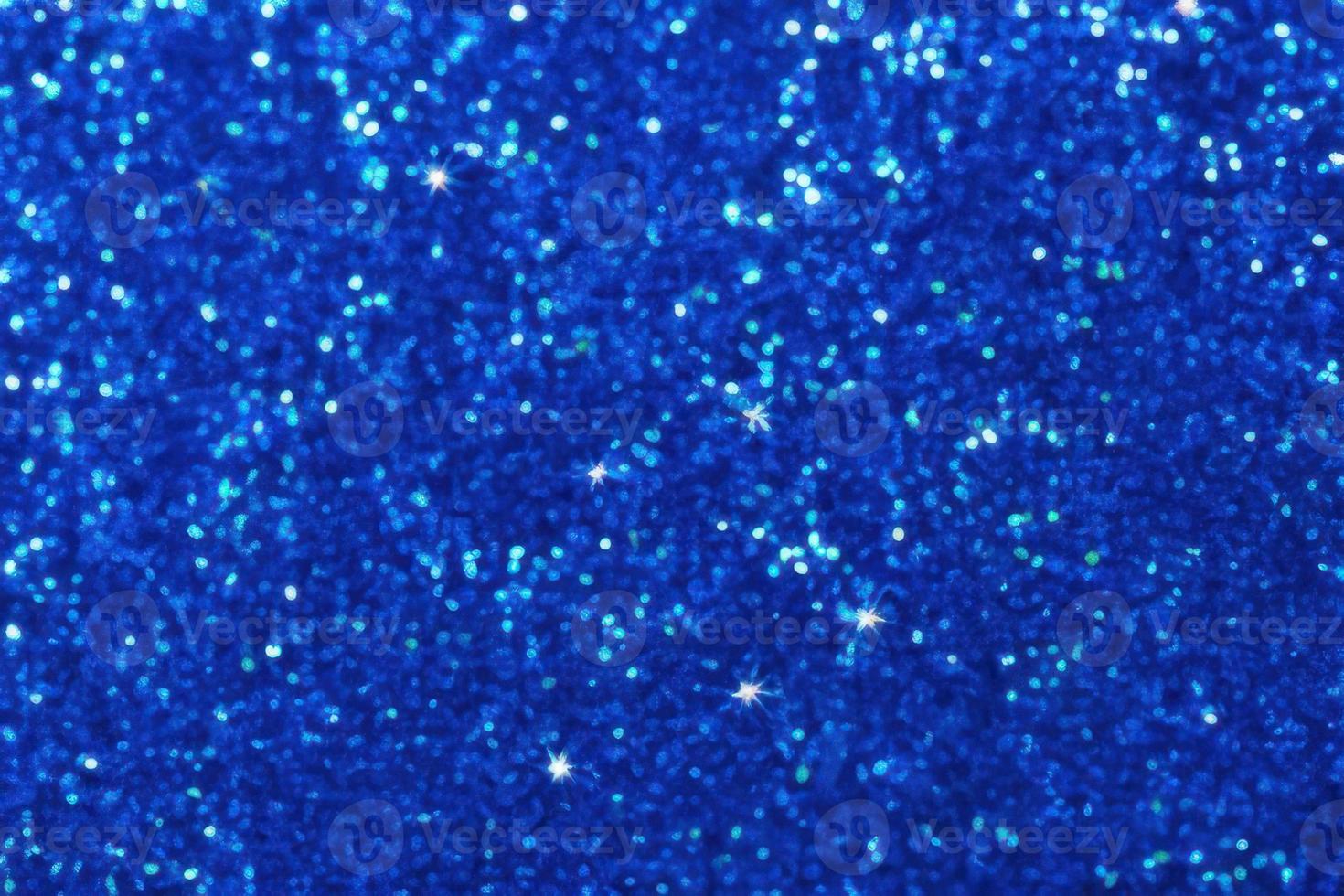 blå bakgrund med lutning, bokeh och pärlar på blå bakgrund foto