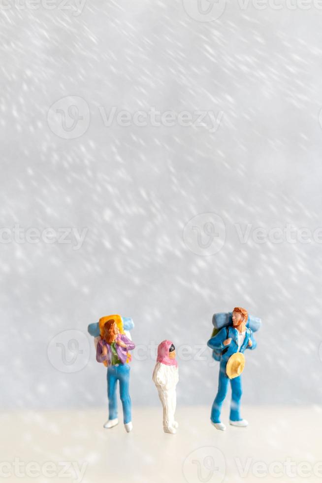 miniatyr- människor Lycklig familj resa i vinter- tid foto